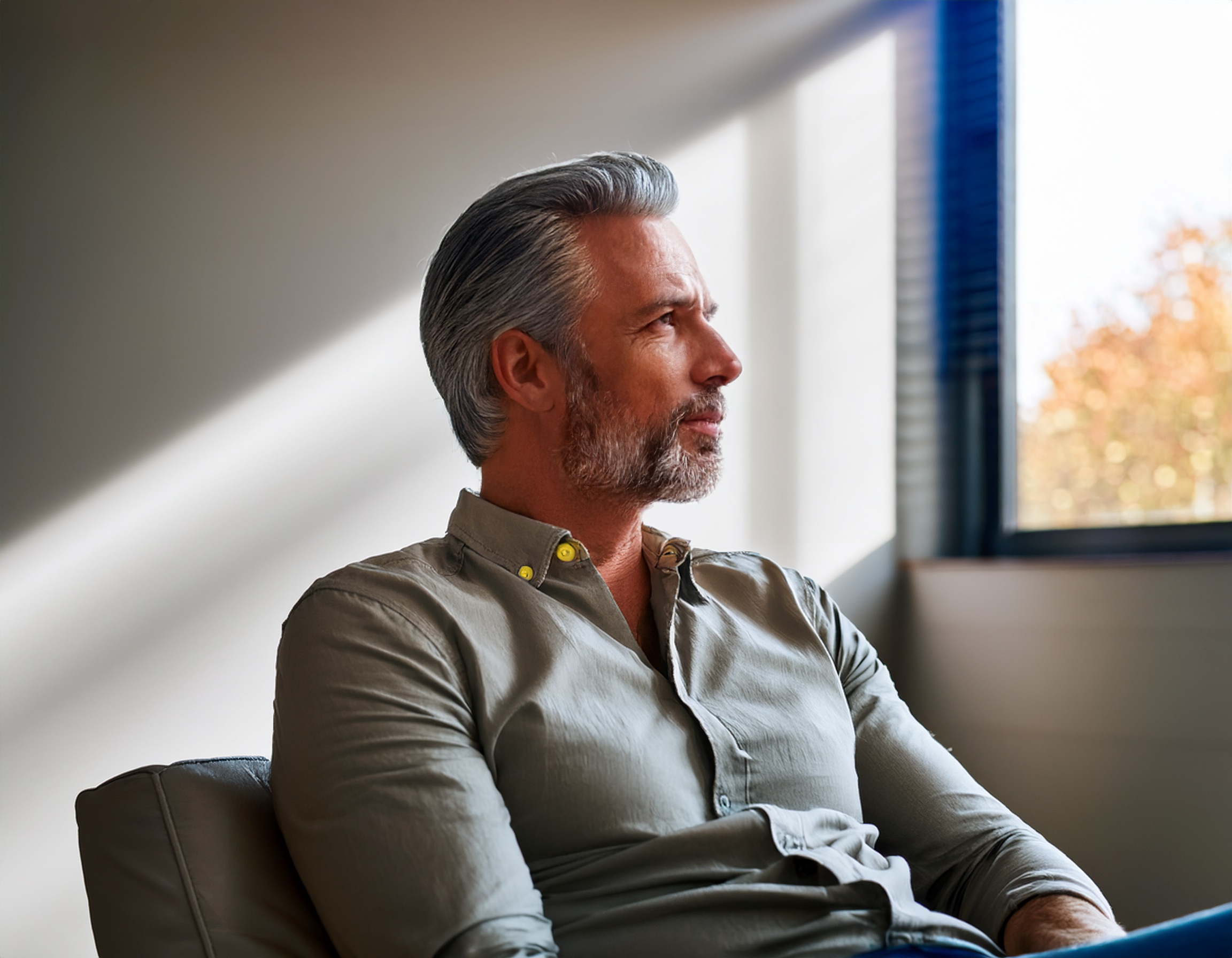 Mann, mittleren Alters, mit ernstem Ausdruck im Gesicht